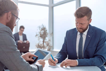 Gemini Managers: Communication and Adaptability in British Offices
